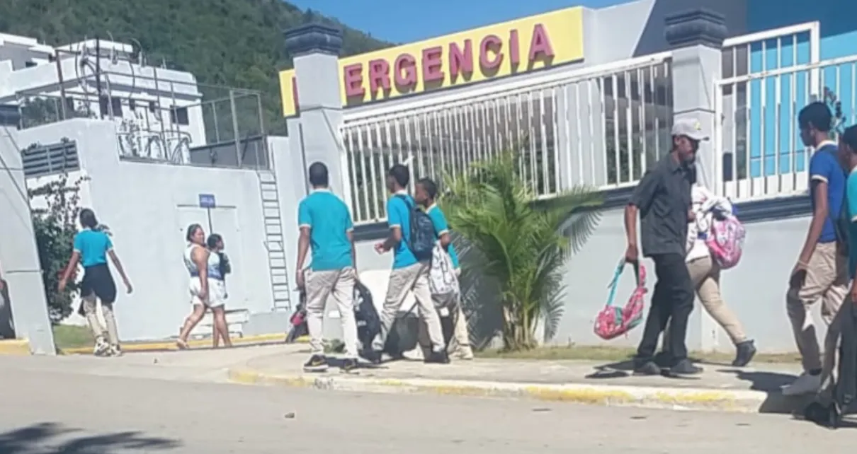 Niños y profesores se intoxican en Barahona supuestamente al inhalar