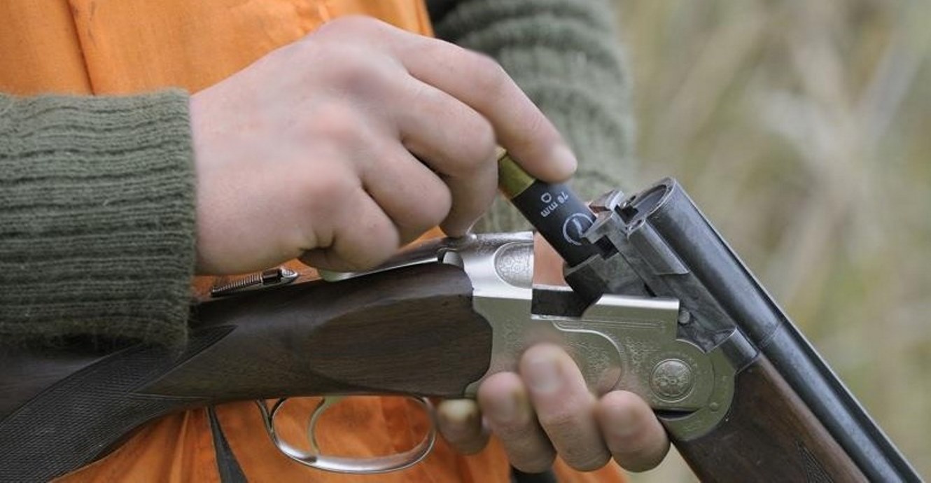 Un hombre dispara con una escopeta de perdigones y hiere a tres